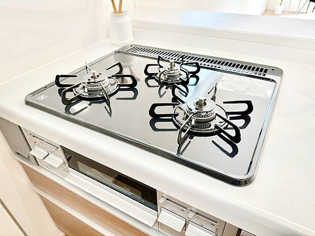 ガスコンロはＳｉセンサー搭載。火力調節や焦げ付き・消し忘れも防いでくれます。