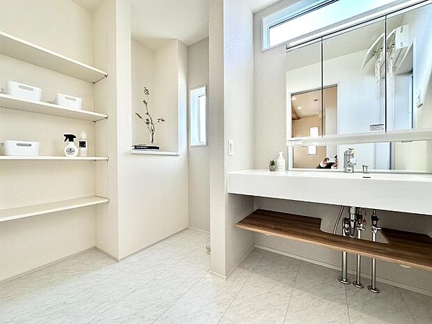 ランドリースペースには嬉しい収納棚が付いています。