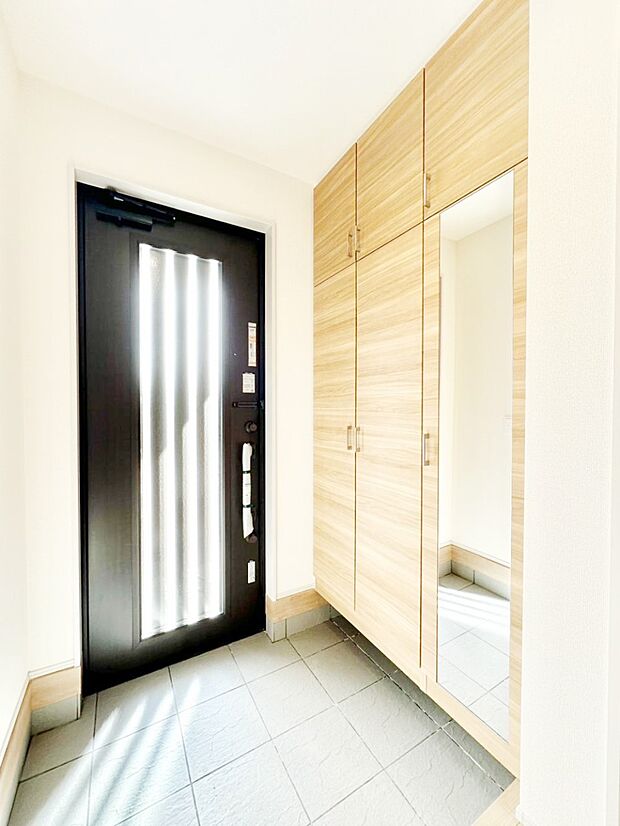 ご家族やお客様を気持ちよくお出迎え！明るい陽光が入り込む玄関。