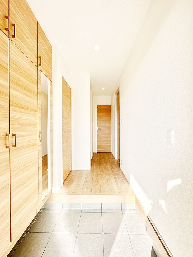 ご家族やお客様を気持ちよくお出迎えできる穏やかな雰囲気の玄関です。