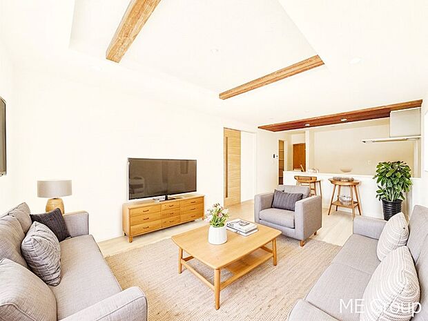 折上天井がＬＤＫに開放感をプラス！家族みんながゆったり寛げます　※家具はCGです