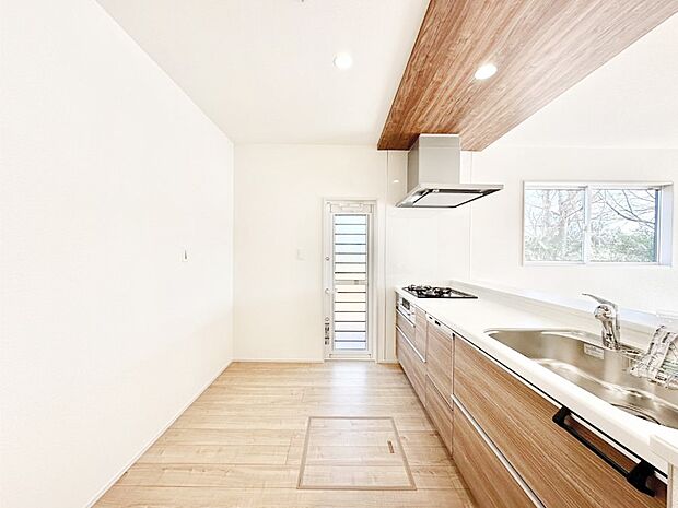 毎日使う場所を、少しの工夫で特別な場所に。ポップアップ天井を採用したキッチン!