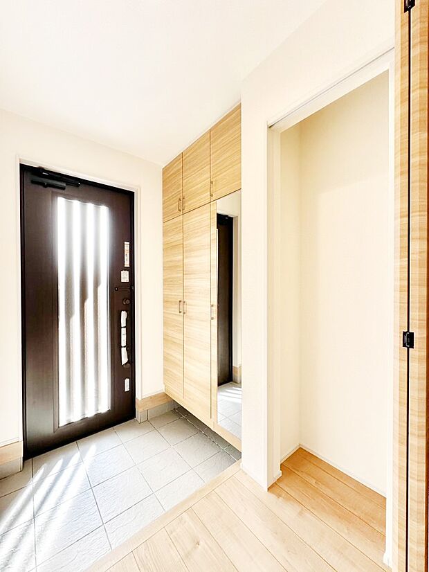 下駄箱、廊下収納を備えた玄関ホール。スッキリとした玄関でご家族をお出迎え!