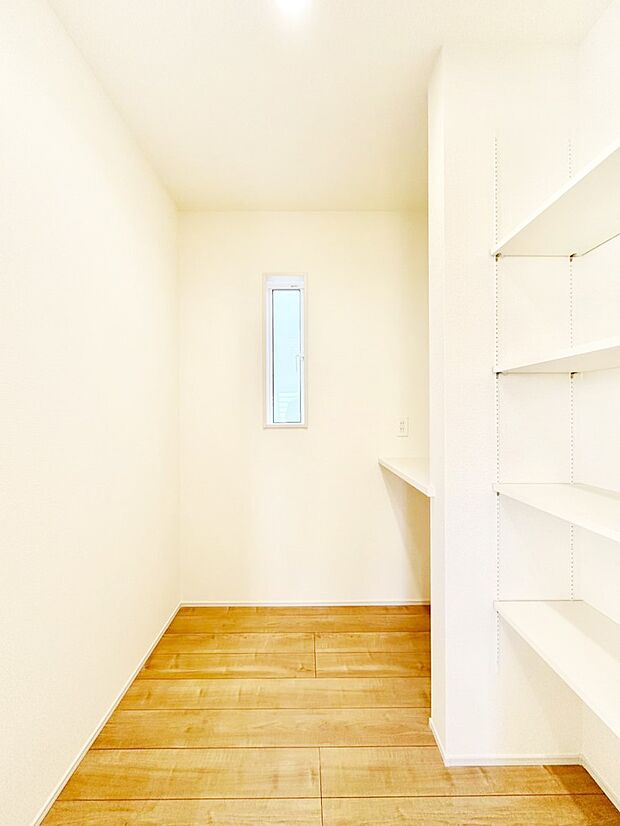 大容量の収納力が嬉しい！キッチンがスッキリ片付く、可動棚付きのパントリー。