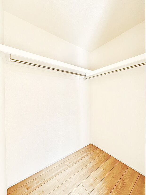 衣類をハンガーに掛けたまま収納できるWIC。衣類の整理整頓がしやすくて便利です!