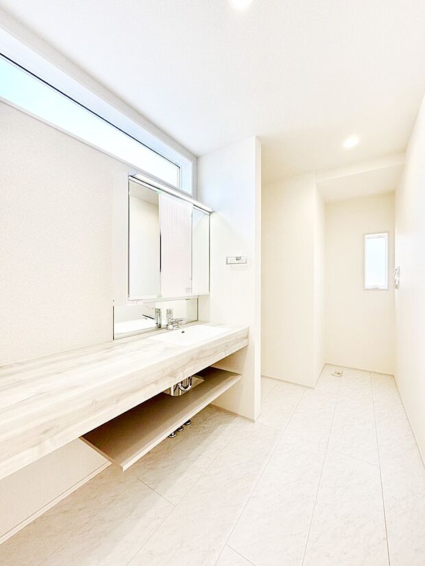 広々としたランドリースペースで忙しい朝の身支度やお洗濯もスムーズに！