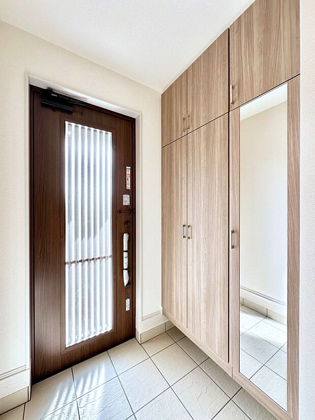 明るい玄関はお客様をお出迎えするのにぴったりです!