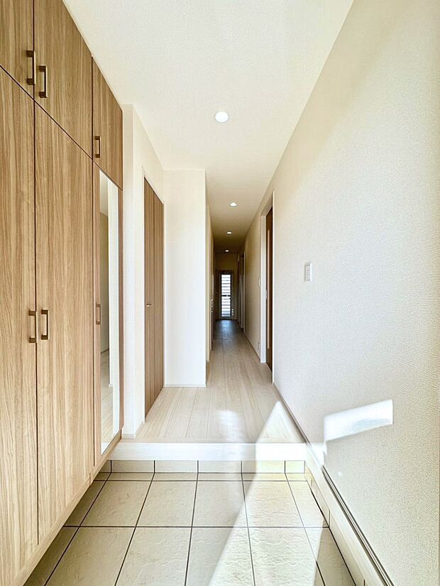 明るい玄関はお客様をお出迎えするのにぴったりです!