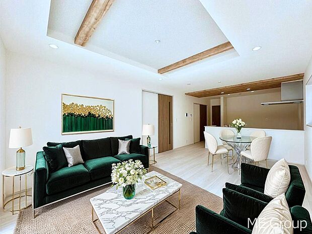 ご家族の賑やかな話し声で包まれる明るいリビング ※家具はCGです