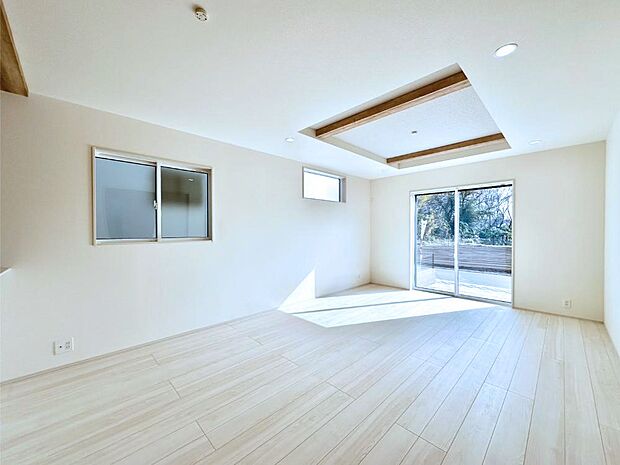 大きな窓からたっぷりの陽光と風を感じられるリビング