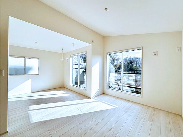 窓からのやさしい光が心地よいプライベートルーム