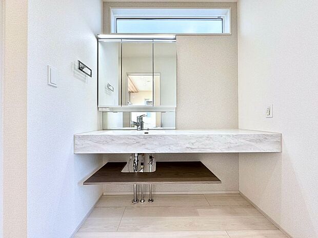 大きく見やすい三面鏡で清潔感ある洗面台は、身だしなみチェックや肌のお手入れにおすすめです。