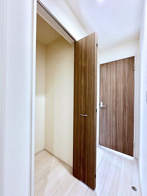 2階廊下収納には掃除用品や日用品のストックなどを収納できます。
