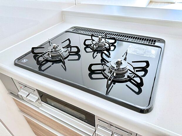 ガスコンロはSiセンサー搭載。火力調節や焦げ付き・消し忘れも防いでくれます。