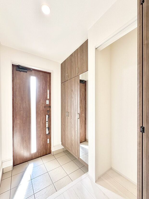 明るい玄関はお客様をお出迎えするのにぴったりです!