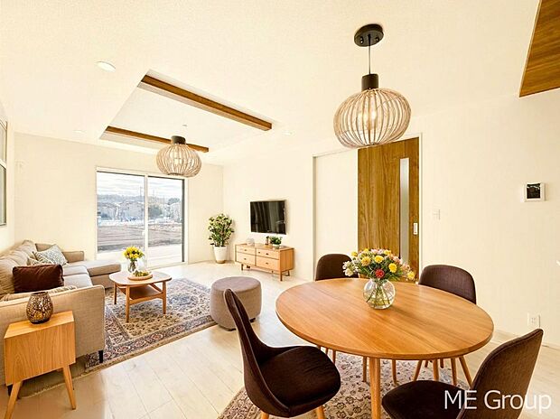 ご家族の賑やかな話し声で包まれる明るいリビング ※家具はCGです