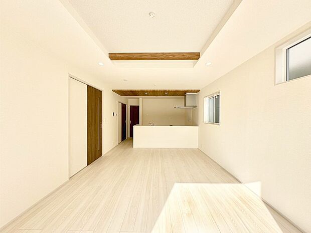 折上天井は立体的な奥行きがあるので、天井が広く見えて開放的な空間を演出できます。  