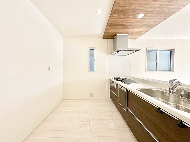 爽やかな風が通り抜けるキッチン。窓があるので明るく換気にも役立ちます。