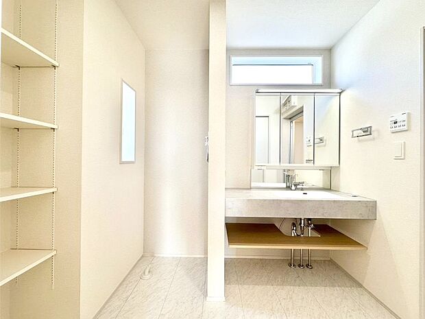 大きく見やすい三面鏡で清潔感ある洗面台は、身だしなみチェックや肌のお手入れにおすすめです。