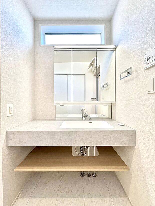 明るい洗面所は毎朝の身支度も楽しくできちゃいそうです。
