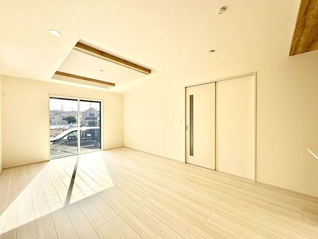 大きな窓からたっぷりの陽光と風を感じられるリビング  