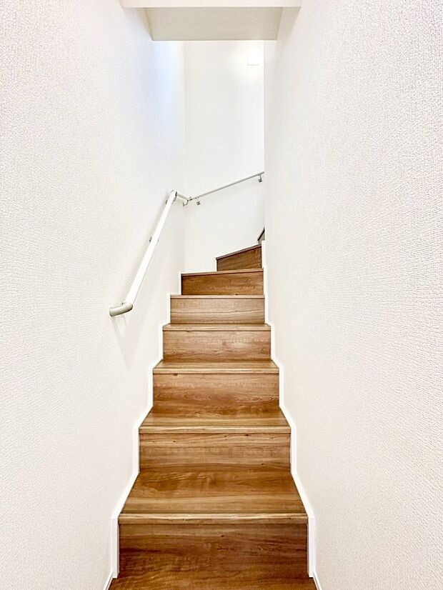 階段は手すり付きなので小さなお子さまやご高齢の方も安心です