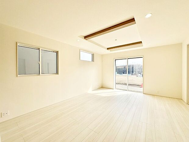 大きな窓からたっぷりの陽光と風を感じられるリビング