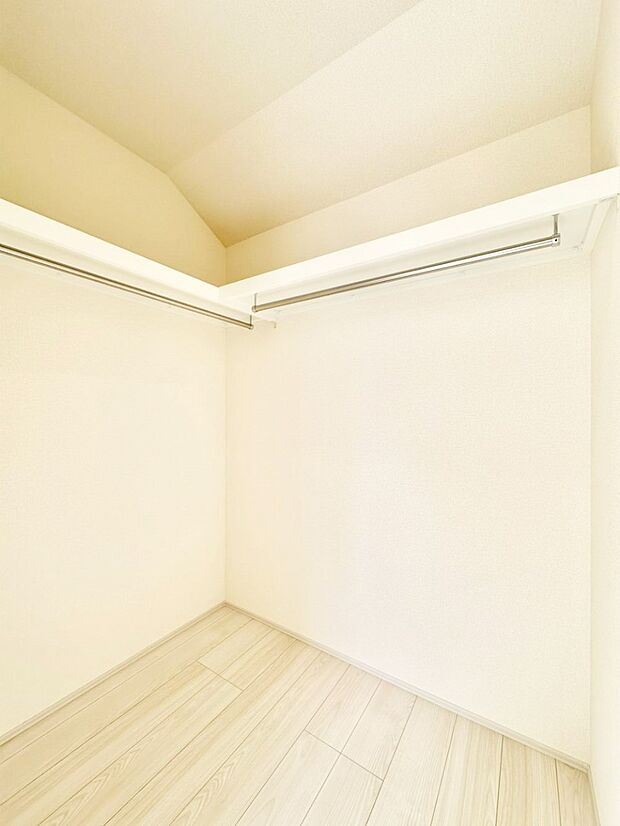 ウォークインクローゼットの活用で生活空間スッキリ