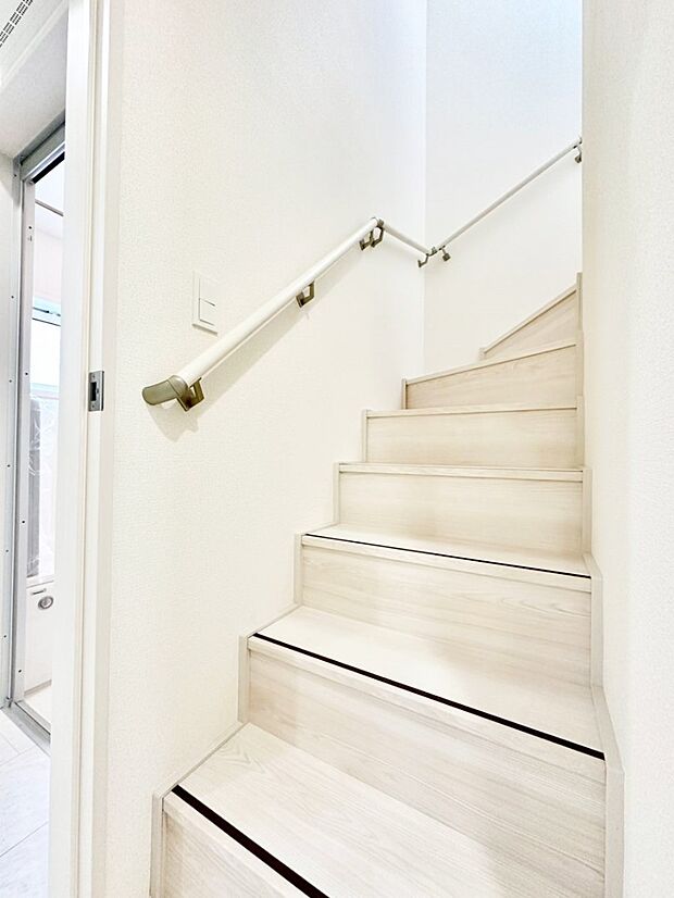 階段は手すり付きなので小さなお子さまやご高齢の方も安心です