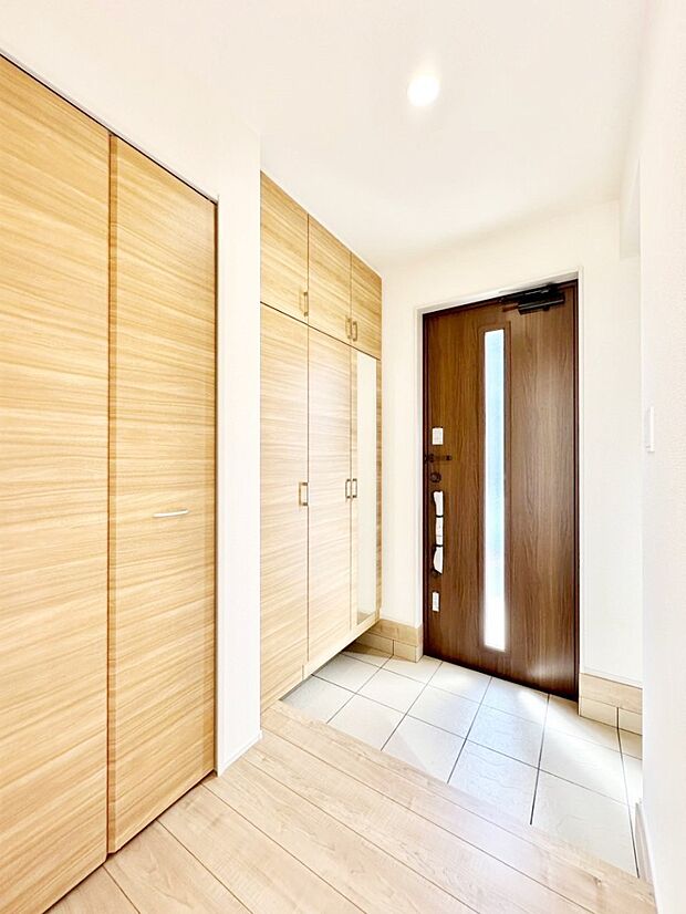 ガラススリットの入った玄関ドアが室内に光を届けてくれます