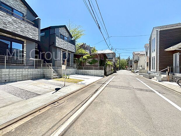 前面道路はきちんと整備されています  