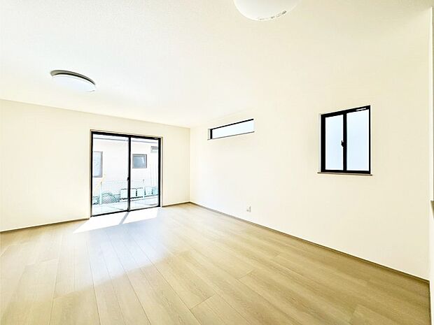 大きな窓からたっぷりの陽光と風を感じられるリビング