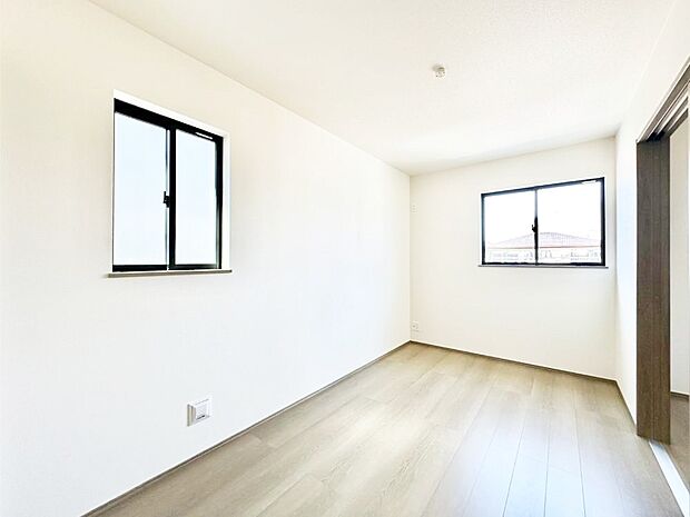 窓からのやさしい光が心地よいプライベートルーム