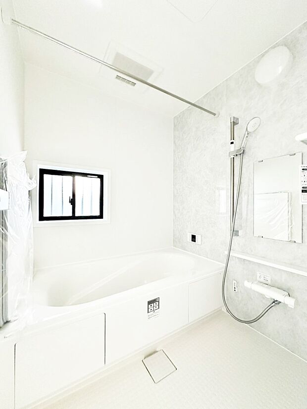 一日の疲れを癒してくれる明るい清潔感のあるバスルーム