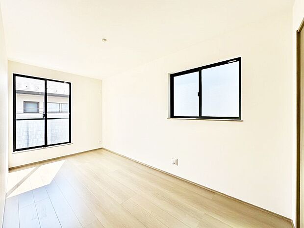 バルコニーが開放感をプラスしてくれる洋室