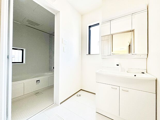 清潔感ある洗面化粧室で朝の身支度も快適