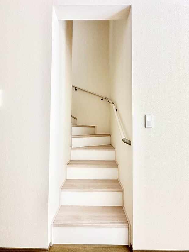 階段は手すり付きなので小さなお子さまやご高齢の方も安心です