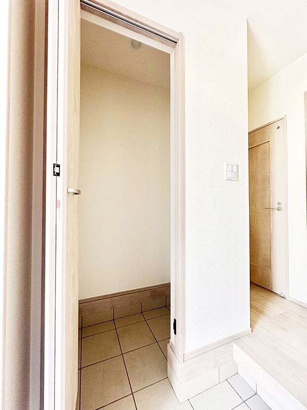 大きなものも片付く土間収納付きで、いつでも玄関はスッキリ