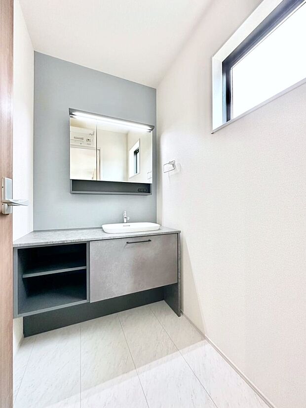 スタイリングに便利な三面鏡、ミラーキャビネットで細かい物スッキリ