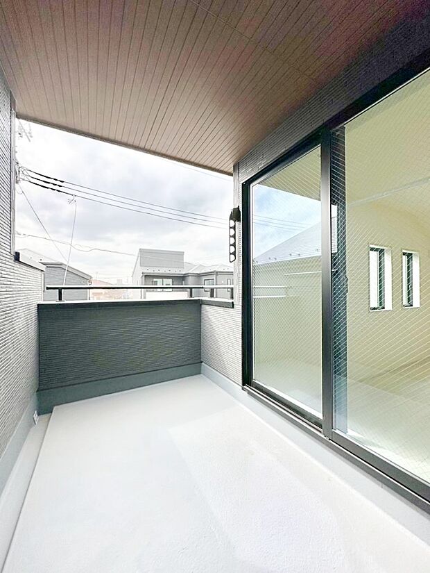 インナーバルコニーなので雨でも洗濯物を干す事が出来て、風通しがあるので乾きが良く、物干しスペースとして重宝します。