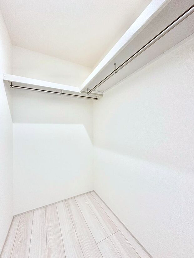 衣類をハンガーに掛けたまま収納できるWIC。衣類の整理整頓がしやすくて便利です!