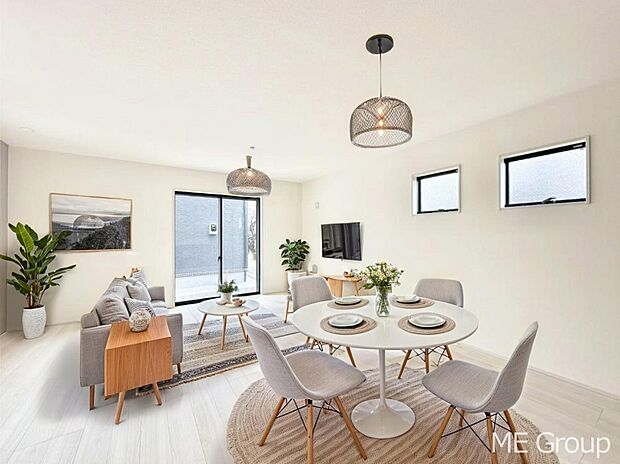 ご家族の賑やかな話し声で包まれる明るいリビング ※家具はCGです