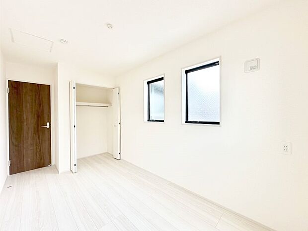 使いやすい形でベットや家具の置き方にも困ることもありません。