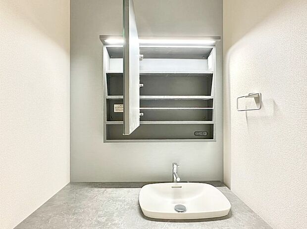 鏡の裏に、化粧品や衛生用品などを収納可能。洗面台をすっきりと保ちます!