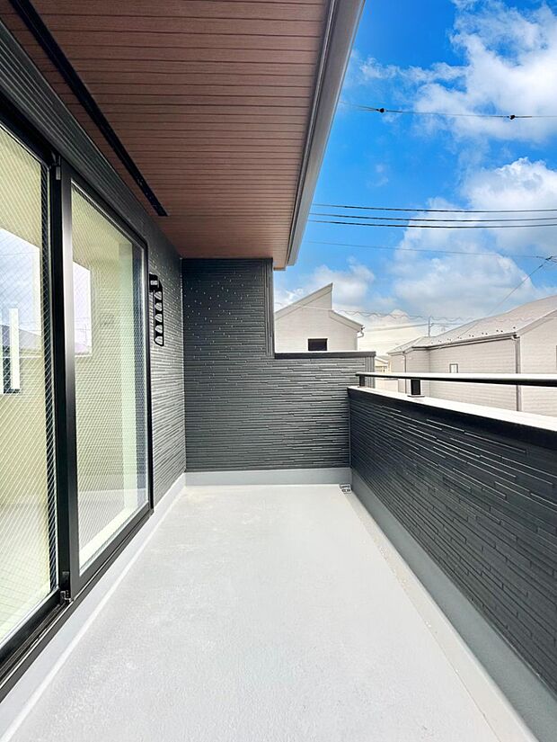 ゆったりバルコニーだから沢山お洗濯ものを干せます。