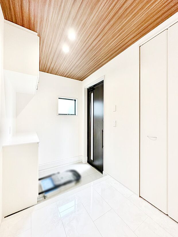 ご家族やお客様を気持ちよくお出迎え!明るい陽光が入り込む玄関。