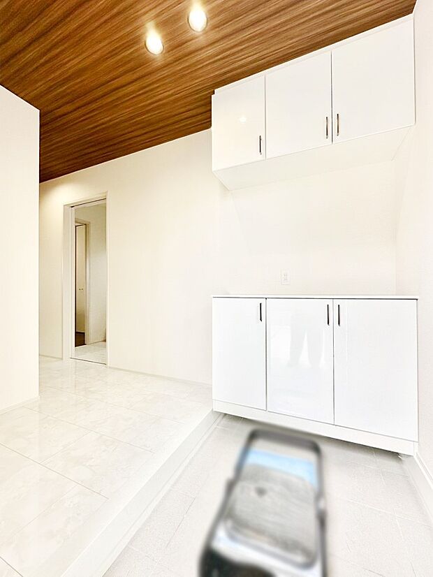 上質な空間を演出しくれる木目柄の天井を採用した玄関。