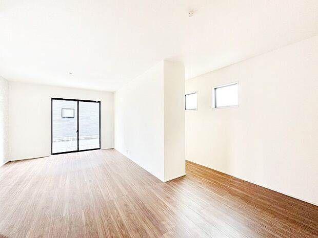 大きな窓からたっぷりの陽光と風を感じられるリビングダイニング