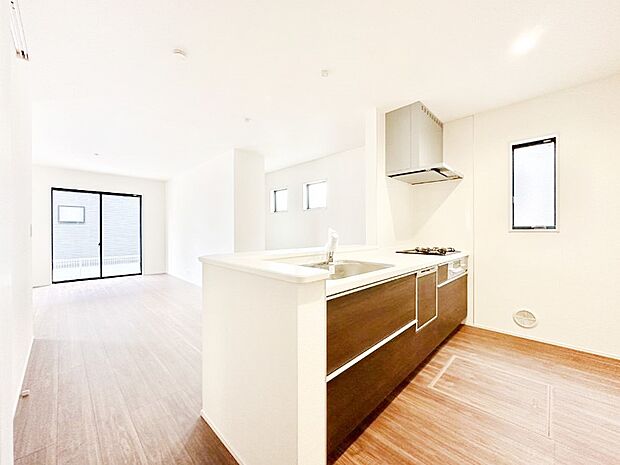 ご家族の会話弾む対面キッチン。お料理中のパパママもご家族と過ごす時間が増えそう!