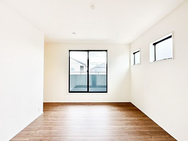 バルコニーが明るさと開放感を演出!朝スッキリと目覚められそうですね。